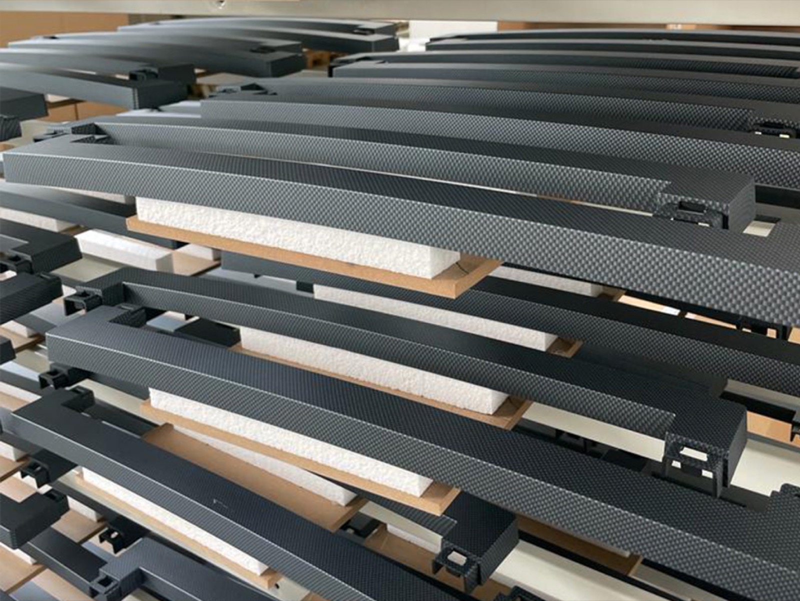 Produzione in serie pannelli cubicati effetto carbonio